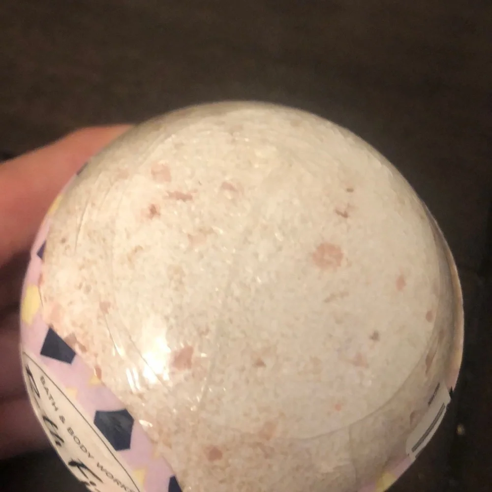 Bath fizzy pink jasmine and strawberry bath bomb